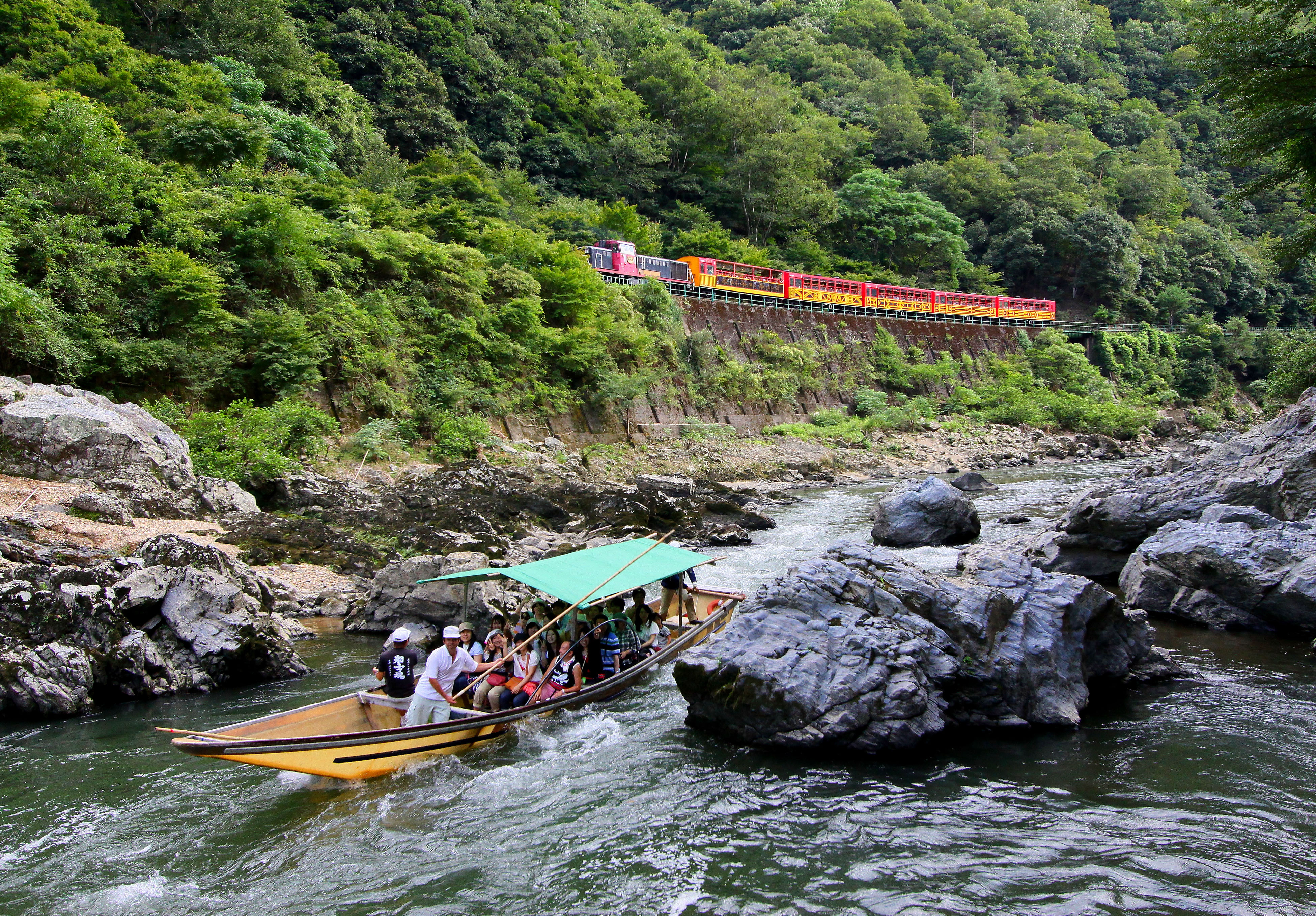 保津川下りと嵯峨野トロッコ列車